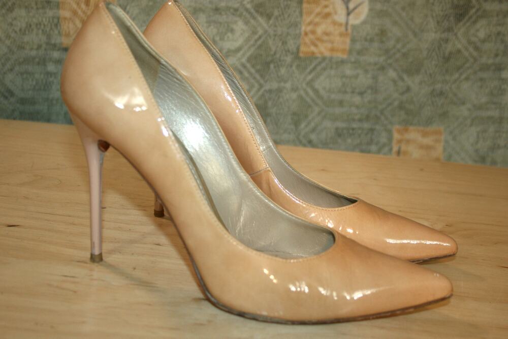 Stuart Weitzman Sensual Beige Patent Leather Pumps 10 M